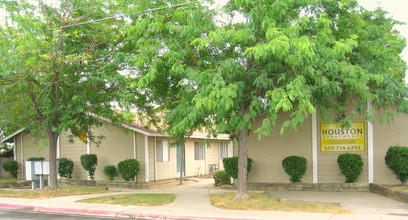 Outrigger Apartments in Visalia, CA - Building Photo - Building Photo