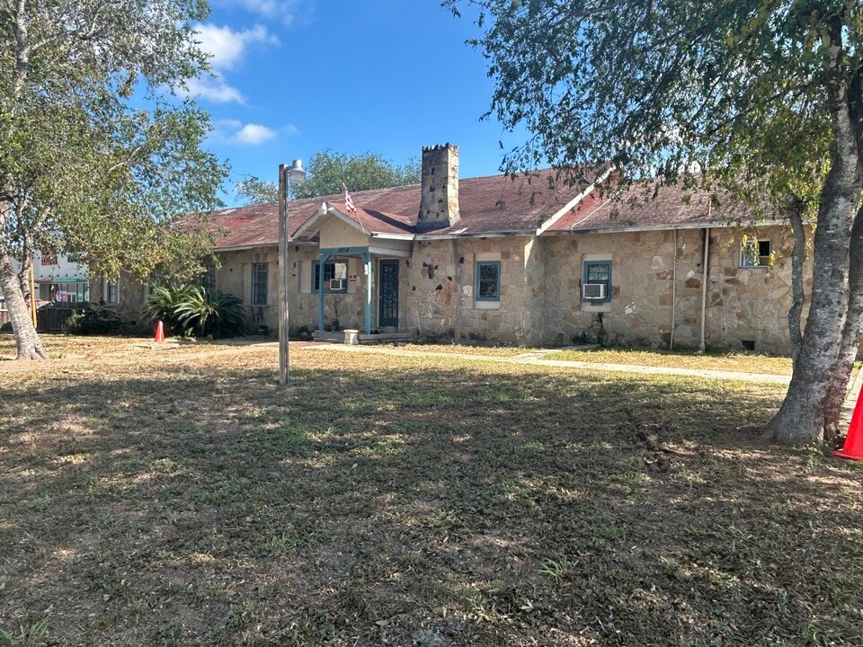 1404 N Harborth Ave in Three Rivers, TX - Building Photo