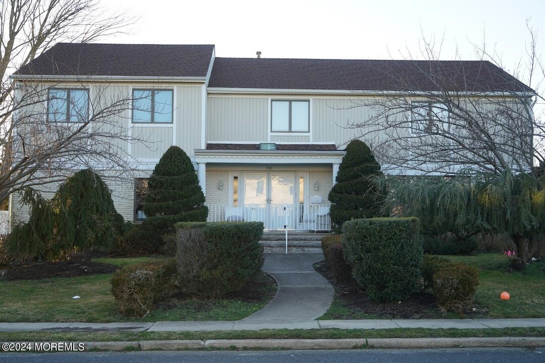 790 Bowyer Ave in Long Branch, NJ - Building Photo