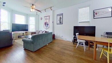 1039 W Wolfram St in Chicago, IL - Building Photo - Building Photo