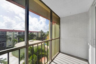 5300 NE 24th Terrace in Fort Lauderdale, FL - Foto de edificio - Building Photo