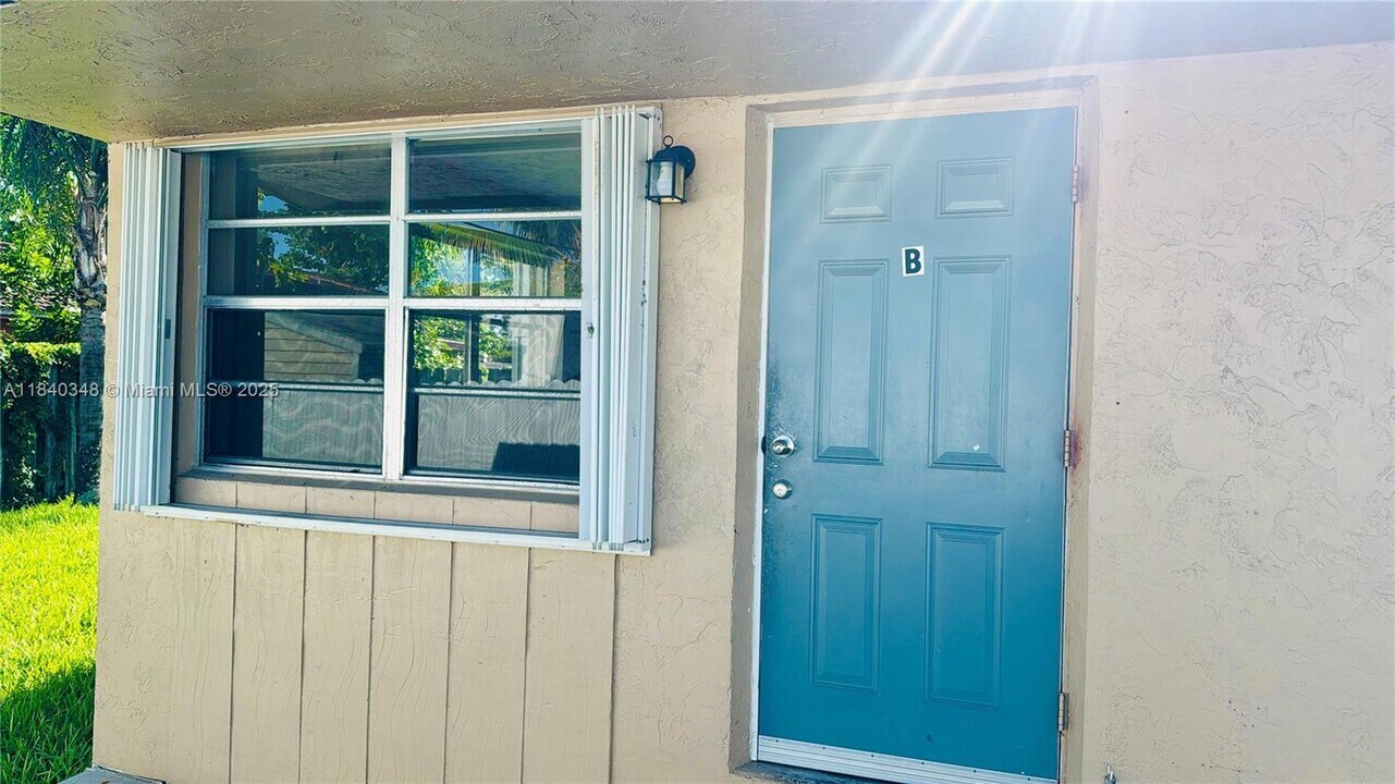 6116 SW 39th St in Miramar, FL - Building Photo