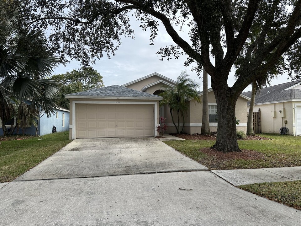 8011 Bracken Ln in Melbourne, FL - Building Photo