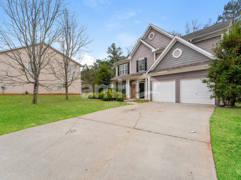 2728 Sandalwood Cir in Locust Grove, GA - Building Photo