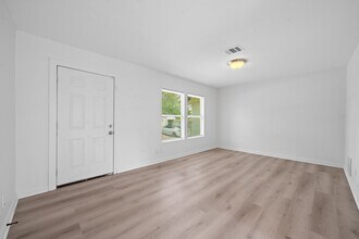 7121 Sidney St in Houston, TX - Building Photo - Building Photo