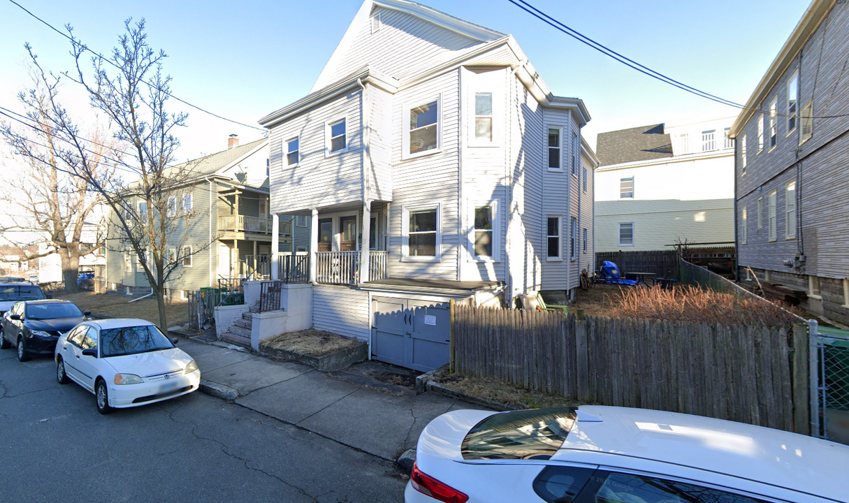 10 Pinkham Rd, Unit 2 in Medford, MA - Building Photo