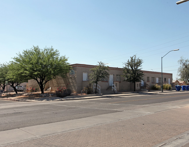 Mountain Garden Apartments in Tucson, AZ - Foto de edificio - Building Photo