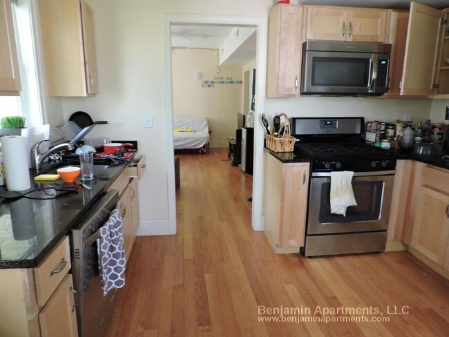 74 Brooks St, Unit 2 in Boston, MA - Building Photo - Building Photo