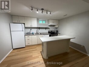 73 Roxborough Rd in Newmarket, ON - Building Photo - Building Photo