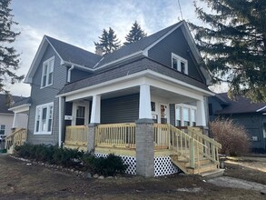 2401 Washington St, Unit Upper in Manitowoc, WI - Foto de edificio - Building Photo