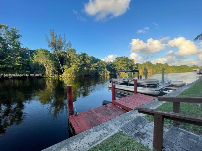 3211 SW 44th St in Fort Lauderdale, FL - Building Photo - Building Photo