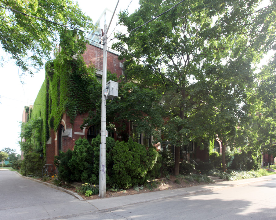 110 Hepbourne St in Toronto, ON - Building Photo