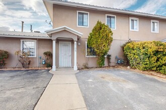 6105 Calle Ocho NW in Albuquerque, NM - Building Photo - Building Photo