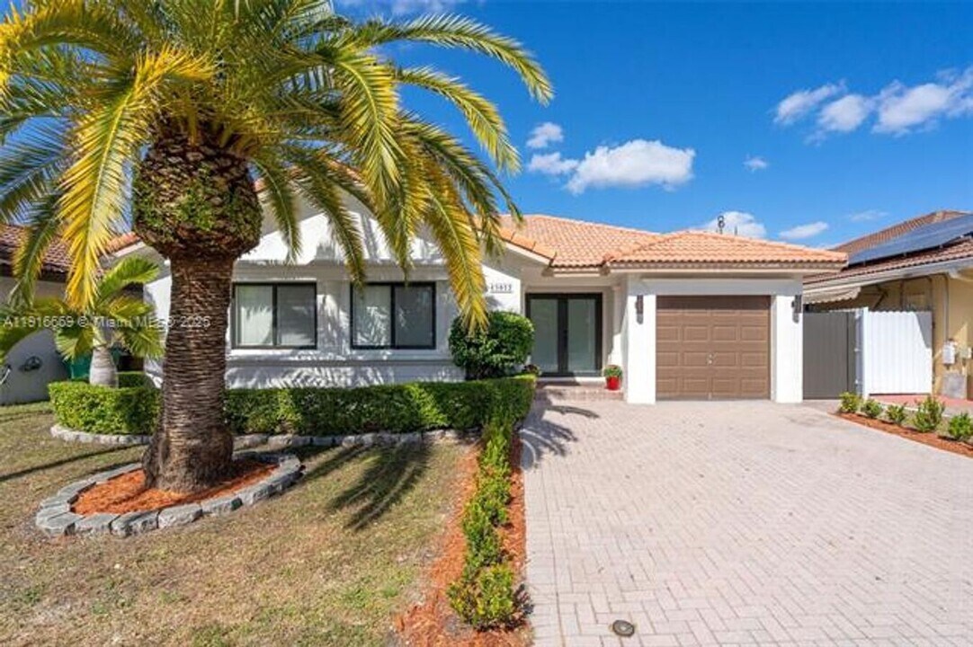 15057 SW 32nd St in Miami, FL - Building Photo