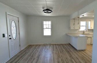 1874 Manor Dr in Norton Shores, MI - Building Photo - Building Photo