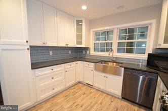 5200 Kings Park Dr in Springfield, VA - Building Photo - Building Photo