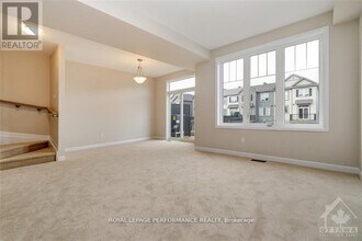 110 Paloma Cir in Ottawa, ON - Building Photo - Building Photo