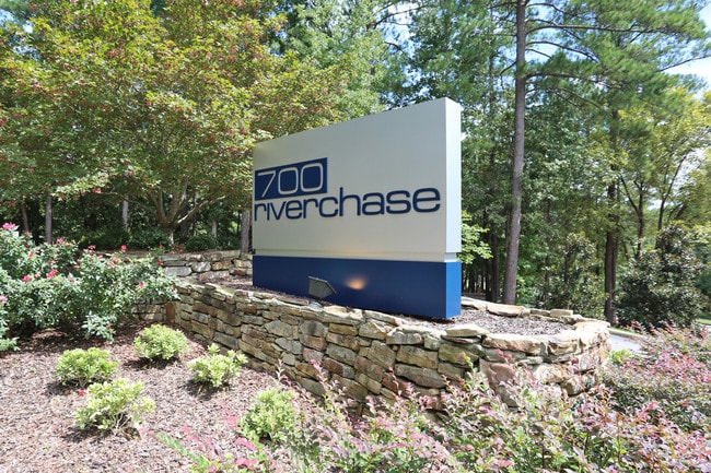 700 Riverchase Apartments