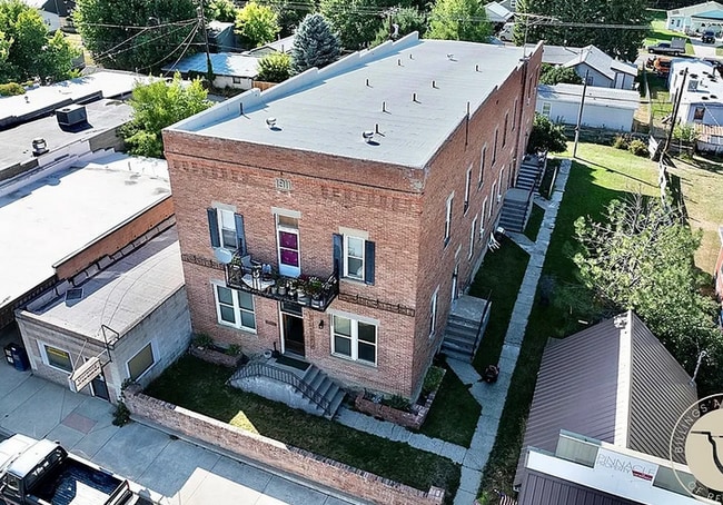 property at 10 S Woodard Ave