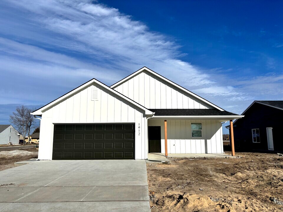 1912 E Village Estates Dr in Park City, KS - Building Photo