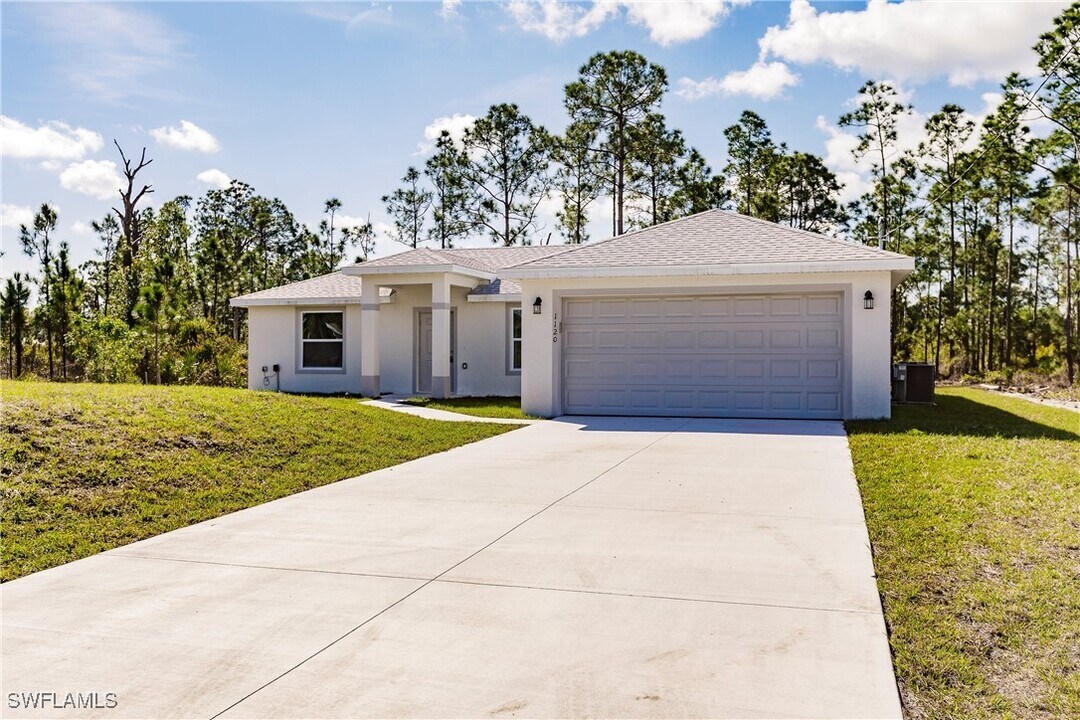 1120 Darling St E in Lehigh Acres, FL - Building Photo