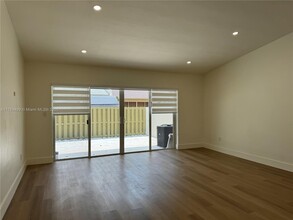 11014 SW 123rd Pl in Miami, FL - Foto de edificio - Building Photo