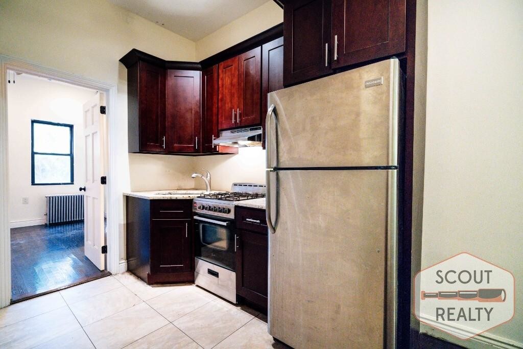 987 Wyckoff Ave in Queens, NY - Building Photo