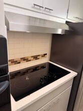 1405 Oak Grove Ave, Unit 303 in Burlingame, CA - Building Photo - Building Photo