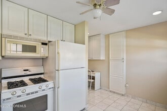12 Laurel Pl in Eatontown, NJ - Foto de edificio - Building Photo