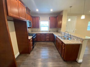 920 Roanoke Ave in Sacramento, CA - Building Photo - Building Photo