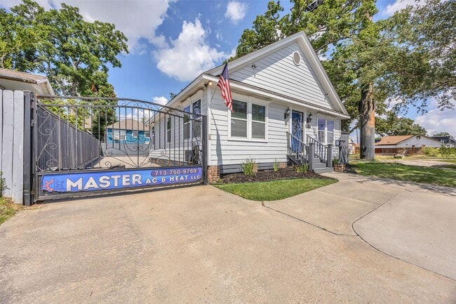 property at 2607 North Fwy