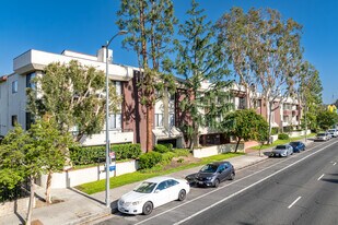 6323 Reseda Blvd in Tarzana, CA - Building Photo