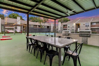 10751 Meadowglen Ln in Houston, TX - Building Photo - Building Photo