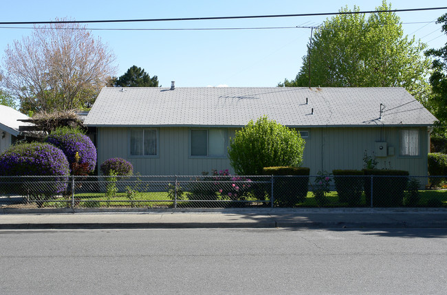 111 Dumbarton Ave in Redwood City, CA - Foto de edificio - Building Photo