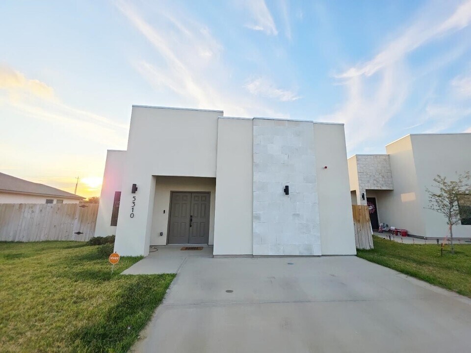 5310 Aceituno Dr in Laredo, TX - Building Photo