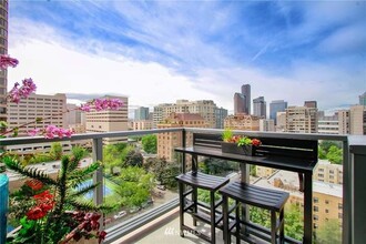 1321 Seneca St, Unit 1205 in Seattle, WA - Building Photo - Building Photo