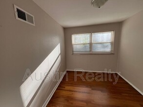 8698 White Ave in Brentwood, MO - Building Photo - Building Photo