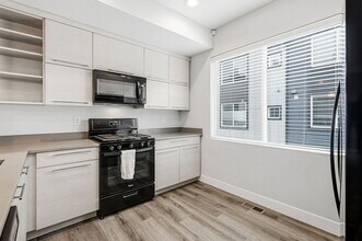 5528 W 10th Pl in Lakewood, CO - Foto de edificio - Building Photo