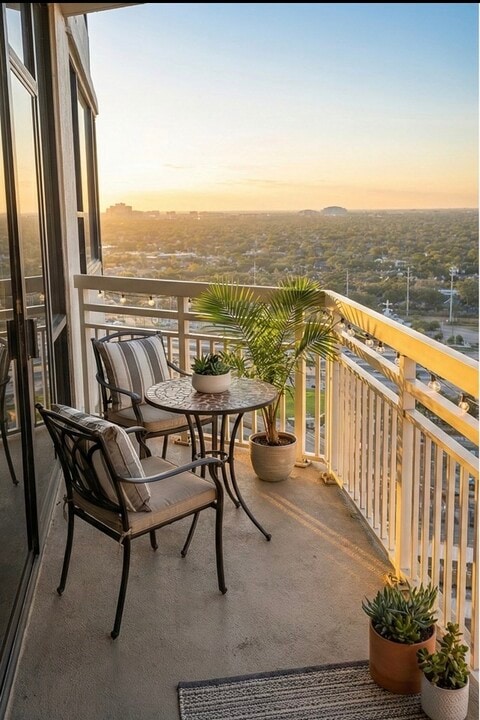 15 Greenway Plz, Unit 26H in Houston, TX - Building Photo