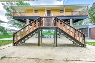 302 Palm Dr in Liverpool, TX - Building Photo