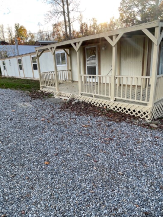 337 Franklin Valley Rd in Oak Hill, OH - Building Photo
