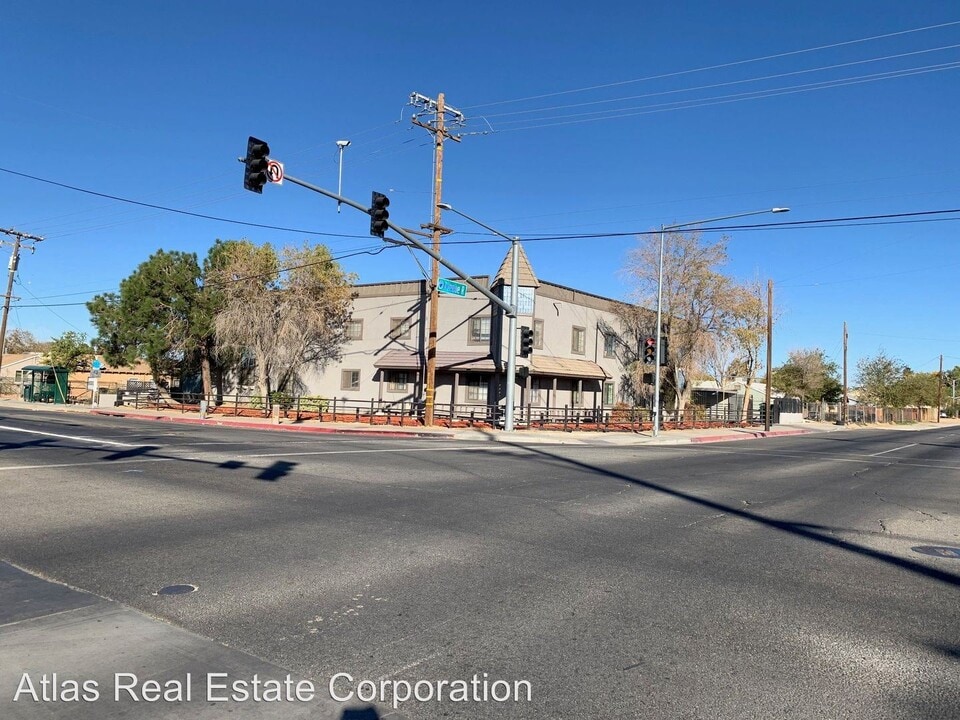 1005 E Ave R in Palmdale, CA - Building Photo