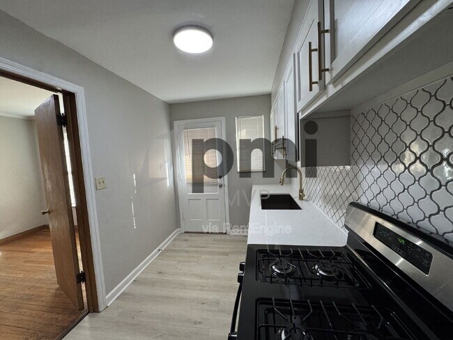 2135 Ridgeview Rd in Upper Arlington, OH - Building Photo - Building Photo