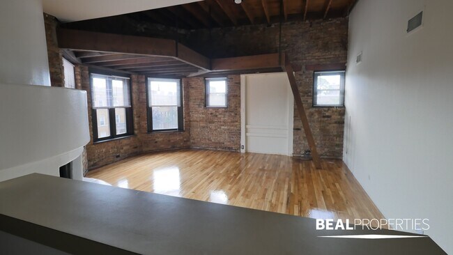 556 W Wellington Ave in Chicago, IL - Building Photo - Building Photo