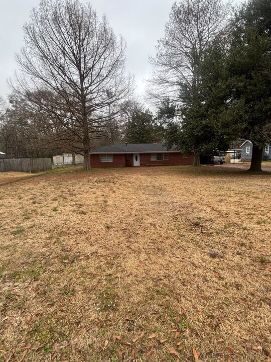 451 E Dinkins St in Canton, MS - Building Photo