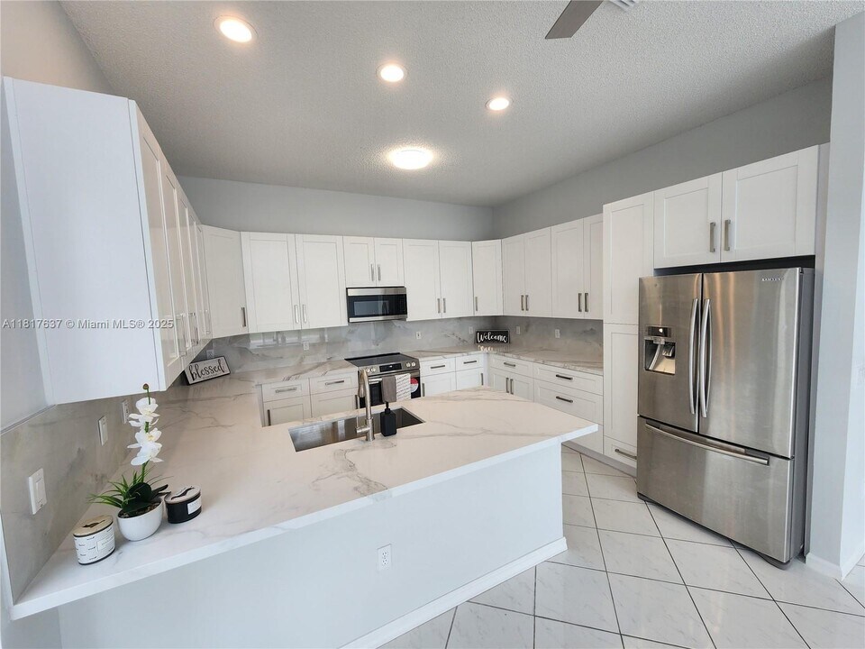 15840 NW 16th Ct in Pembroke Pines, FL - Building Photo