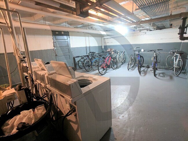 429 W Roscoe St, Unit #425-603 in Chicago, IL - Foto de edificio - Building Photo