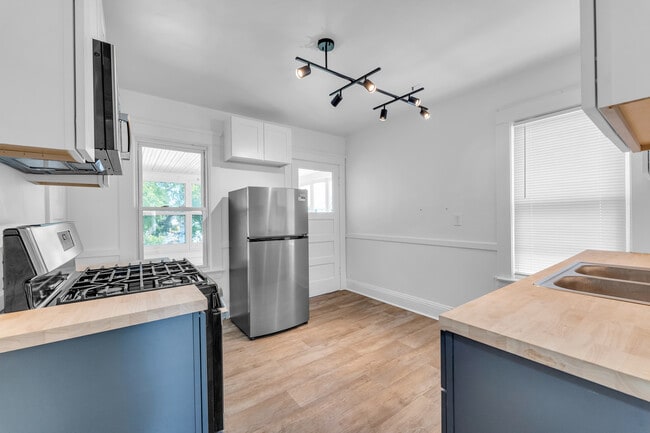 3706 Spokane Ave, Unit Upper Unit in Cleveland, OH - Foto de edificio - Building Photo