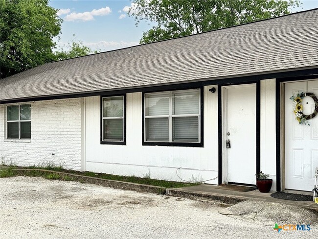 19221 San Marcos Hwy-Unit -B2 in Martindale, TX - Building Photo - Building Photo