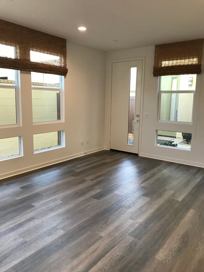 789 Leeward Way, Unit 789 Leeward CM in Costa Mesa, CA - Building Photo - Building Photo